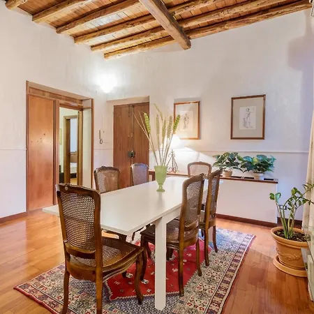 Апартаменты Charming 2 Bed Flat A Few Steps From The Pantheon Рим