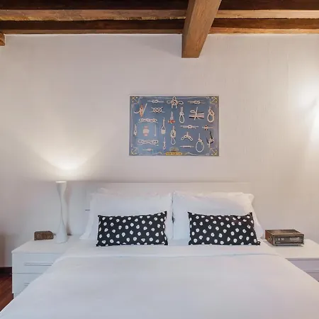 Charming 2 Bed Flat A Few Steps From The Pantheon Рим